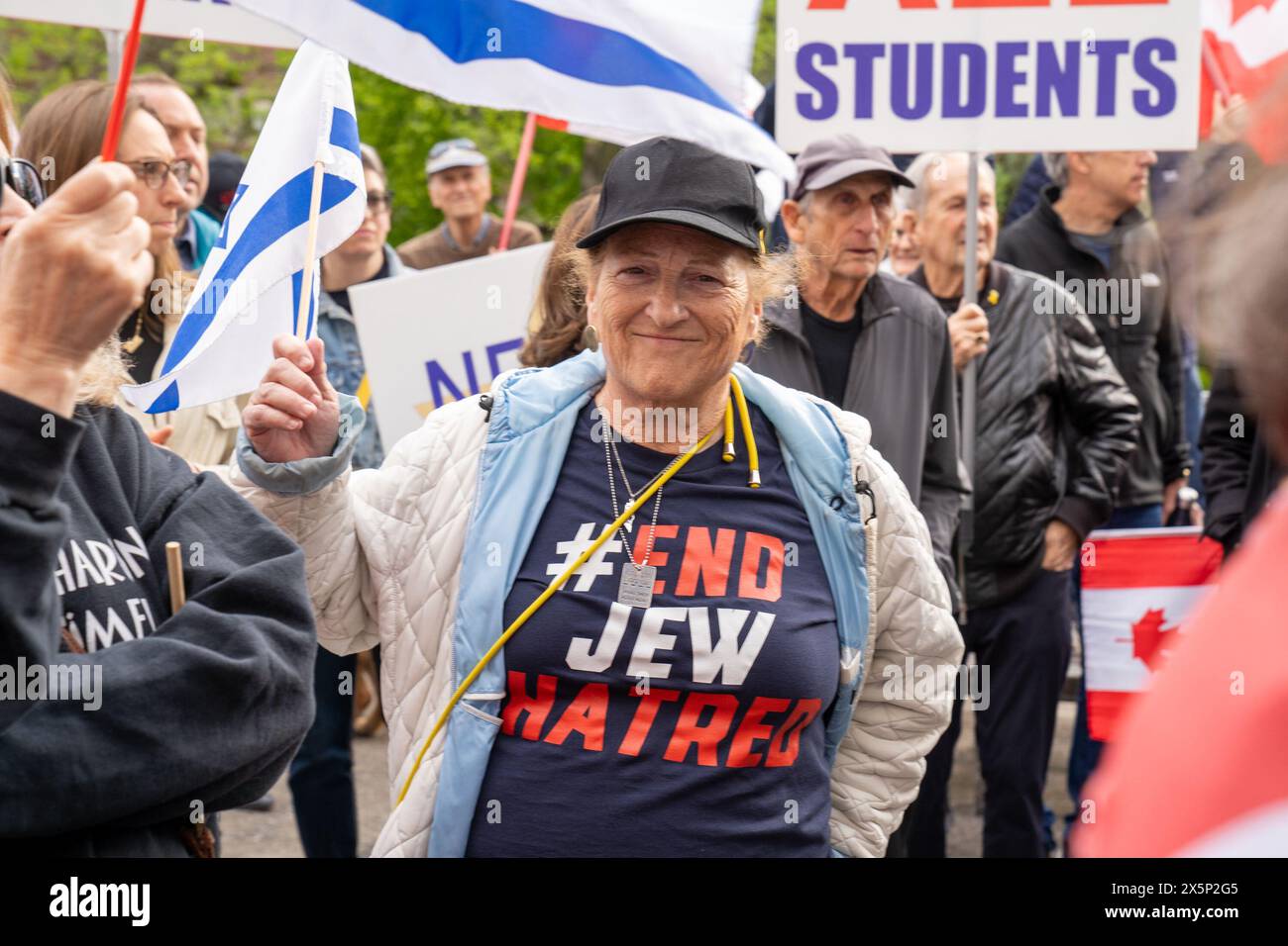 La donna che indossa una camicia scritta su '#End Jew Hatred' prende parte alla manifestazione contro l'odio. Gli studenti ebrei dei campus universitari in Nord America e in Europa hanno espresso preoccupazione per l'esistenza dell'antisemitismo da parte di gruppi studenteschi filo-palestinesi. Questi gruppi spesso mostrano sentimenti anti-israeliani e anti-sionisti attraverso cartelli e retorica, talvolta anche sostenendo la distruzione dello Stato di Israele. Tali azioni contribuiscono a un ambiente in cui gli studenti ebrei si sentono presi di mira ed emarginati, ignorando i loro legittimi legami storici con la loro patria. Foto Stock