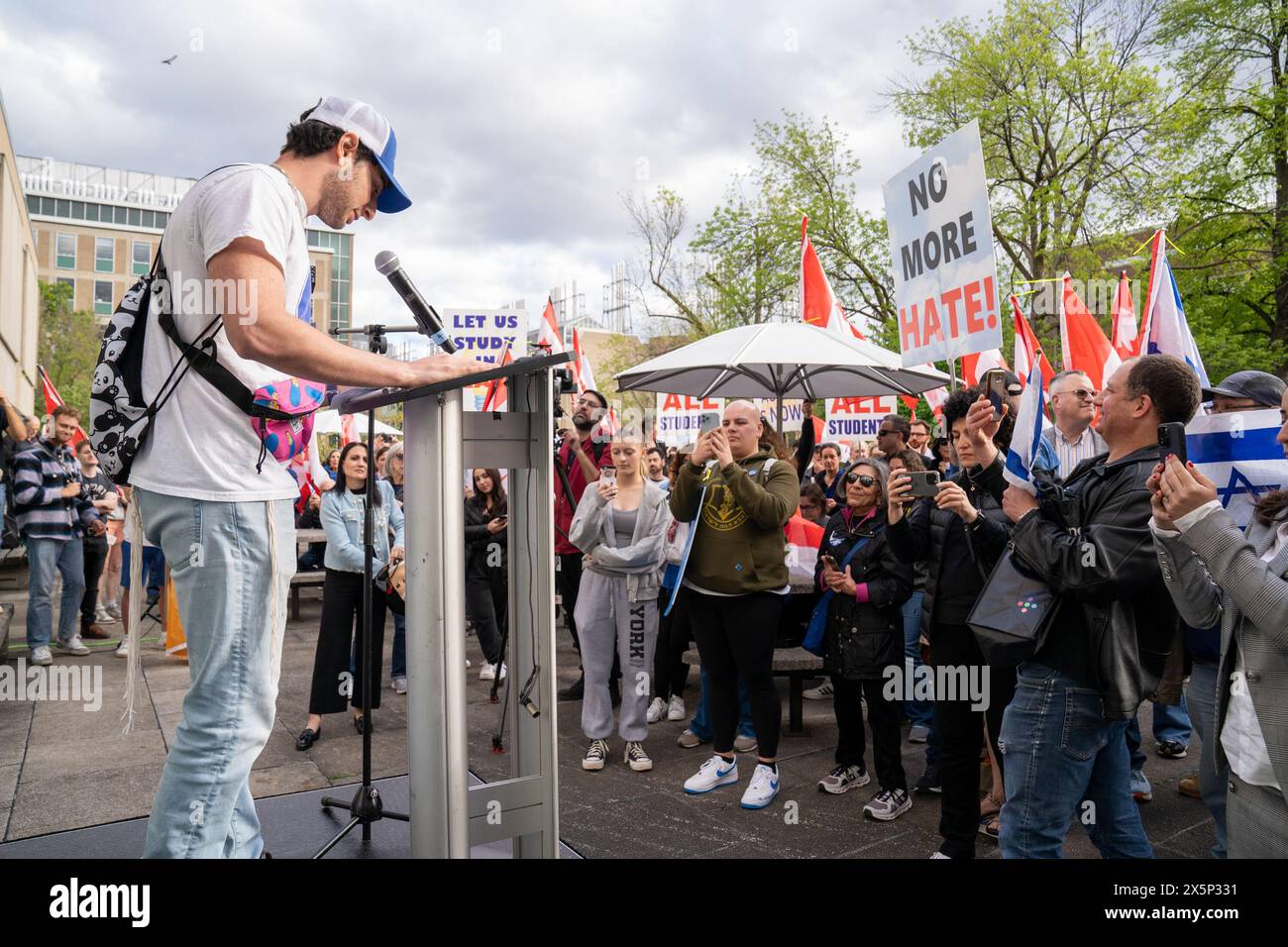 5 maggio 2024, Toronto, Ontario, Canada: Gishmak Herring parla durante la manifestazione contro l'odio. Gli studenti ebrei dei campus universitari in Nord America e in Europa hanno espresso preoccupazione per l'esistenza dell'antisemitismo da parte di gruppi studenteschi filo-palestinesi. Questi gruppi spesso mostrano sentimenti anti-israeliani e anti-sionisti attraverso cartelli e retorica, talvolta anche sostenendo la distruzione dello Stato di Israele. Tali azioni contribuiscono a un ambiente in cui gli studenti ebrei si sentono presi di mira ed emarginati, ignorando i loro legittimi legami storici con la loro patria. (Immagine di credito: © S Foto Stock