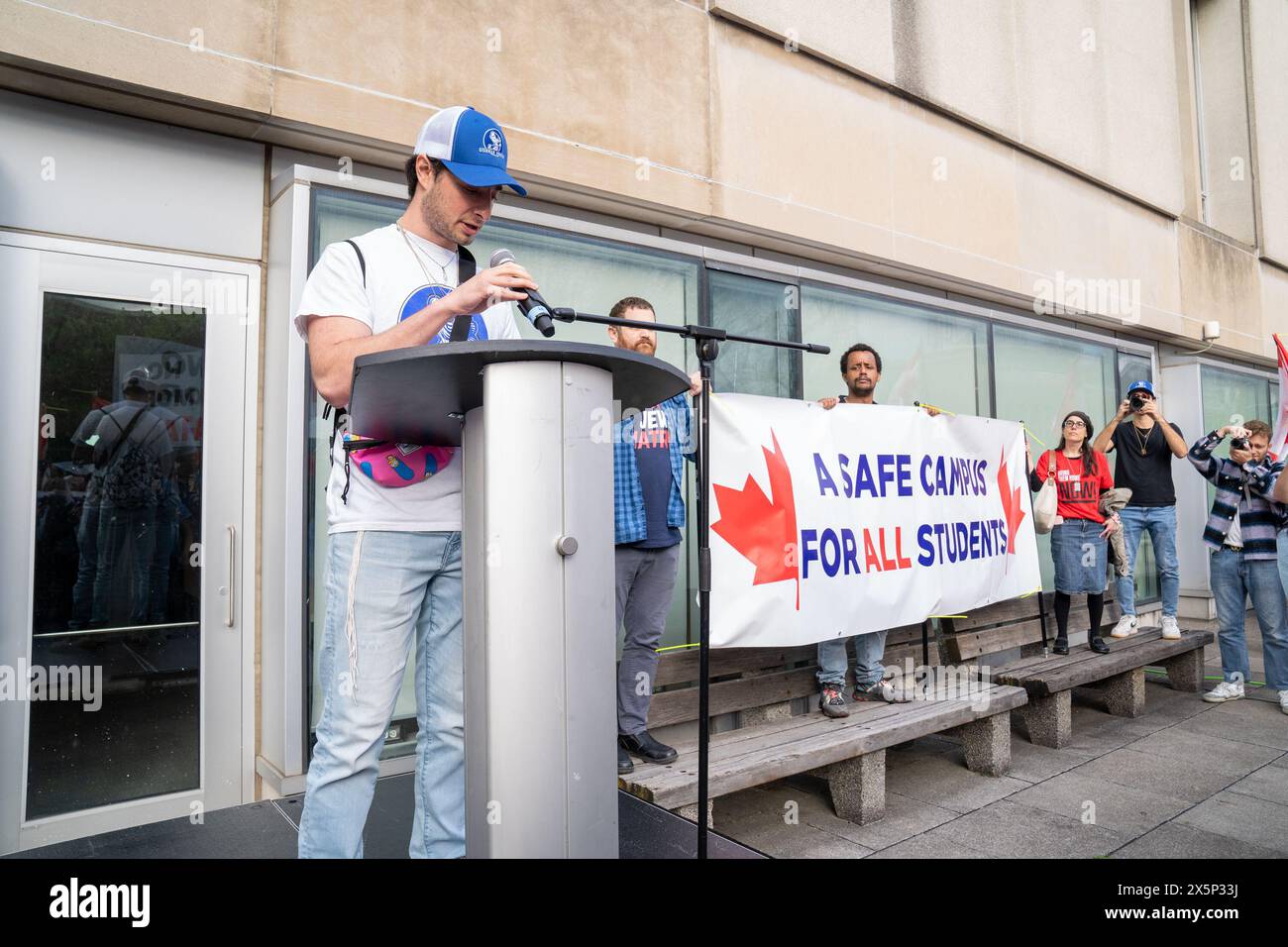 5 maggio 2024, Toronto, Ontario, Canada: Gishmak Herring parla durante la manifestazione contro l'odio. Gli studenti ebrei dei campus universitari in Nord America e in Europa hanno espresso preoccupazione per l'esistenza dell'antisemitismo da parte di gruppi studenteschi filo-palestinesi. Questi gruppi spesso mostrano sentimenti anti-israeliani e anti-sionisti attraverso cartelli e retorica, talvolta anche sostenendo la distruzione dello Stato di Israele. Tali azioni contribuiscono a un ambiente in cui gli studenti ebrei si sentono presi di mira ed emarginati, ignorando i loro legittimi legami storici con la loro patria. (Immagine di credito: © S Foto Stock