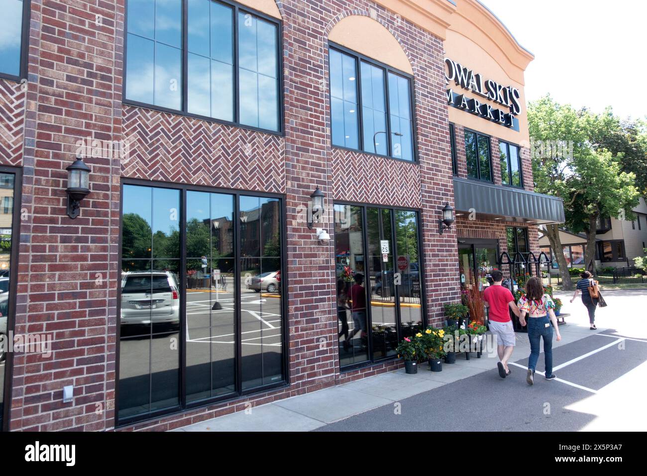 Esterno del Kowalski's Grand Avenue Market con fiori all'ingresso in vendita. St Paul, Minnesota, Minnesota, Stati Uniti Foto Stock