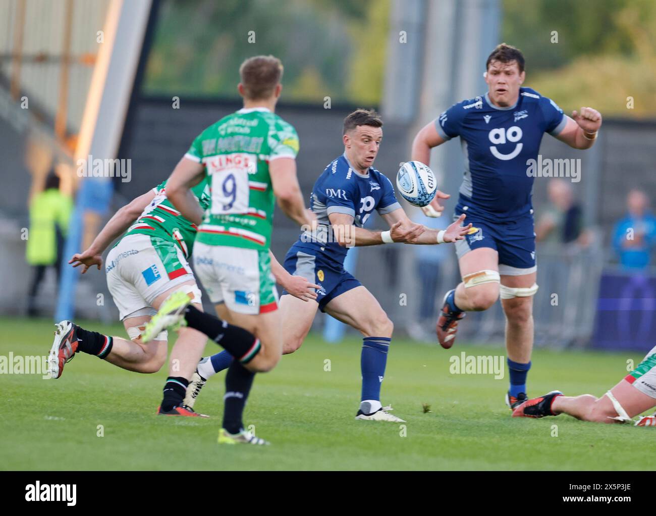 Salford, Regno Unito. 10 maggio 2024. 10 maggio 2024; Salford Community Stadium, Salford, Lancashire, Inghilterra; Gallagher Premiership Rugby, sale Sharks contro Leicester Tigers; George Ford di sale Sharks raccoglie la palla Credit: Action Plus Sports Images/Alamy Live News Foto Stock