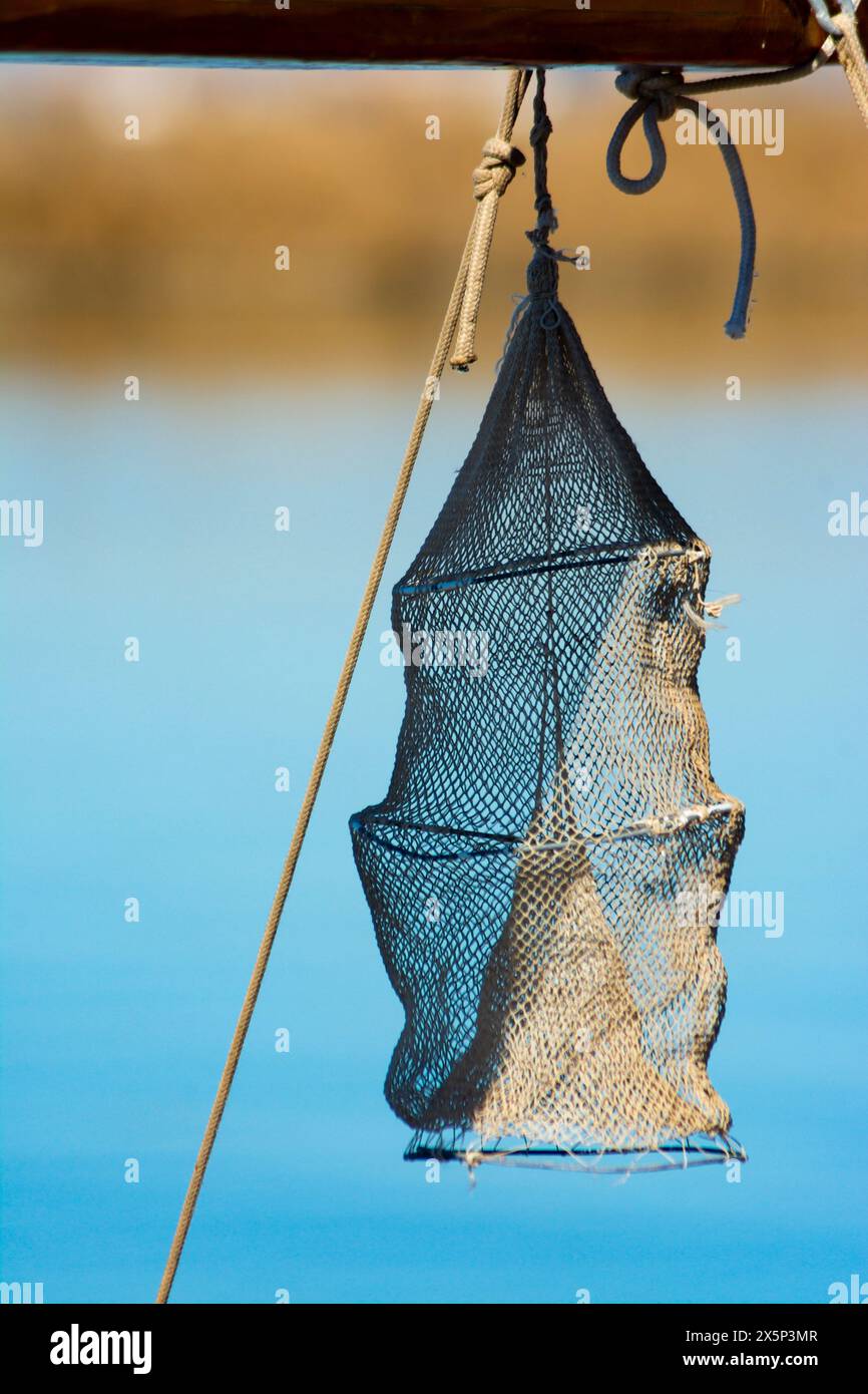 Attrezzatura per la pesca a corda fatta a mano appesa alla vista di una barca da pesca Foto Stock