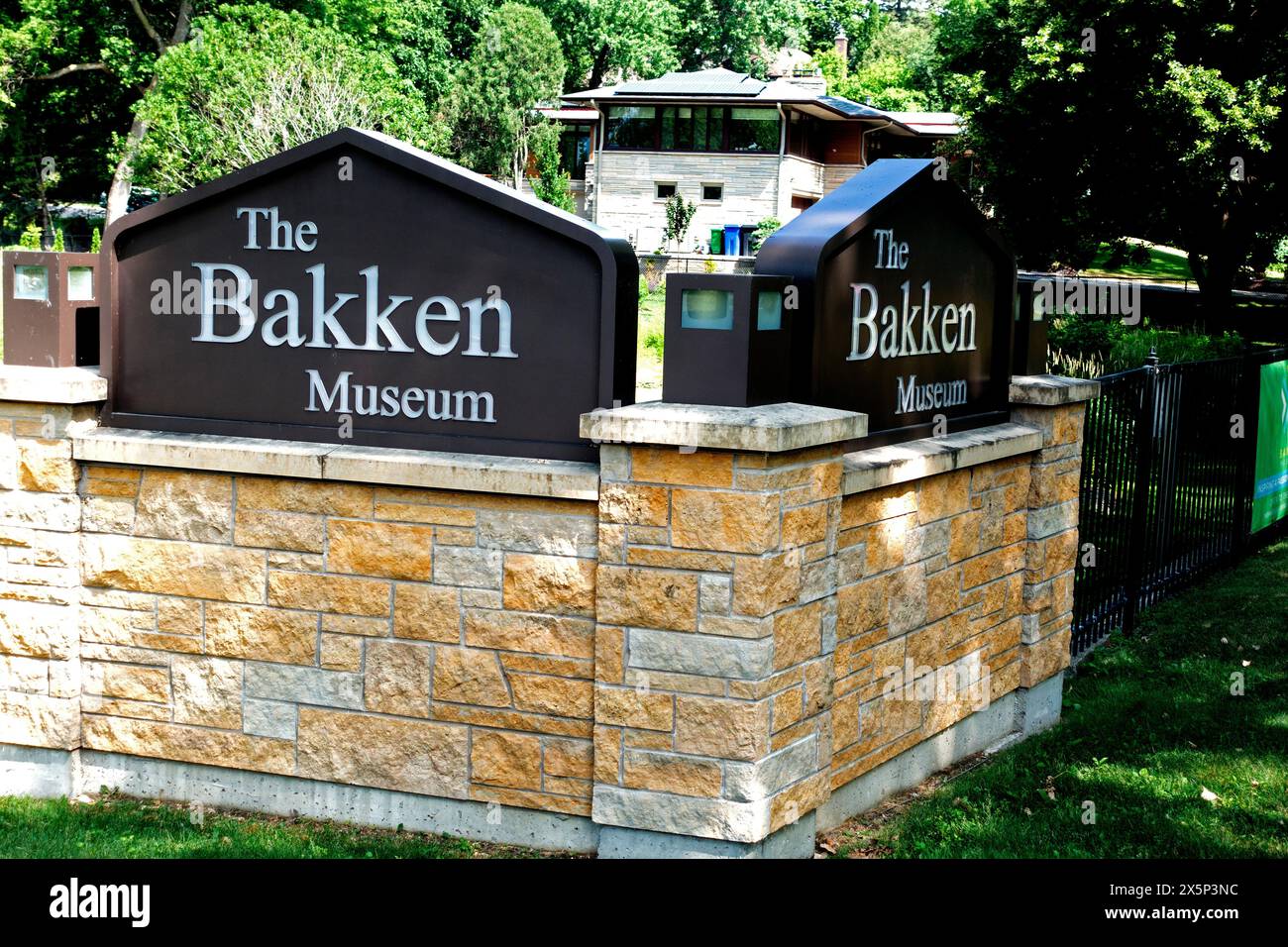 Bakken Museum, situato di fronte al lago Bde Maka Ska (era il lago Calhoun), che espone strumenti medici d'epoca. Minneapolis, Minnesota, Minnesota, Stati Uniti Foto Stock