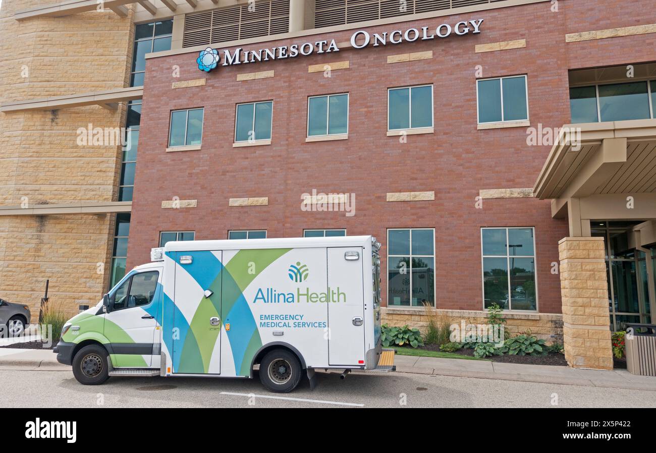 Alina Health Emergency Medical Services ambulanza parcheggiata di fronte al Minnesota Oncology Building un affiliato della Mayo Clinic. Woodbury, Minnesota, Stati Uniti Foto Stock