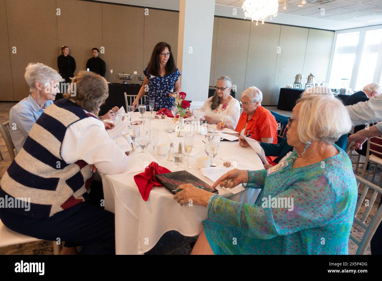 Tavolo delle donne al Minneapolis Patrick Henry High School 66th Reunion lunch al campo da golf di Edimburgo. Brooklyn Park, Minnesota, Minnesota, Stati Uniti Foto Stock