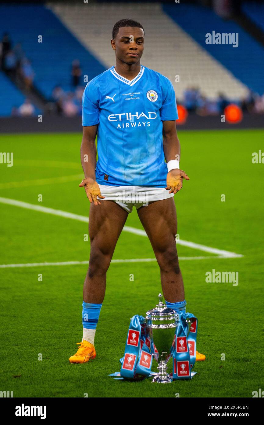 Celebrazione dei giocatori del Manchester City con la fa Cup durante la finale di fa Youth Cup tra Manchester City e Leeds United all'Etihad Stadium di Manchester, venerdì 10 maggio 2024. (Foto: Mike Morese | mi News) crediti: MI News & Sport /Alamy Live News Foto Stock