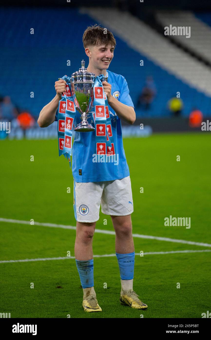 Giocatore del Manchester City durante le celebrazioni della fa Cup durante la finale di fa Youth Cup tra Manchester City e Leeds United all'Etihad Stadium di Manchester, venerdì 10 maggio 2024. (Foto: Mike Morese | mi News) crediti: MI News & Sport /Alamy Live News Foto Stock