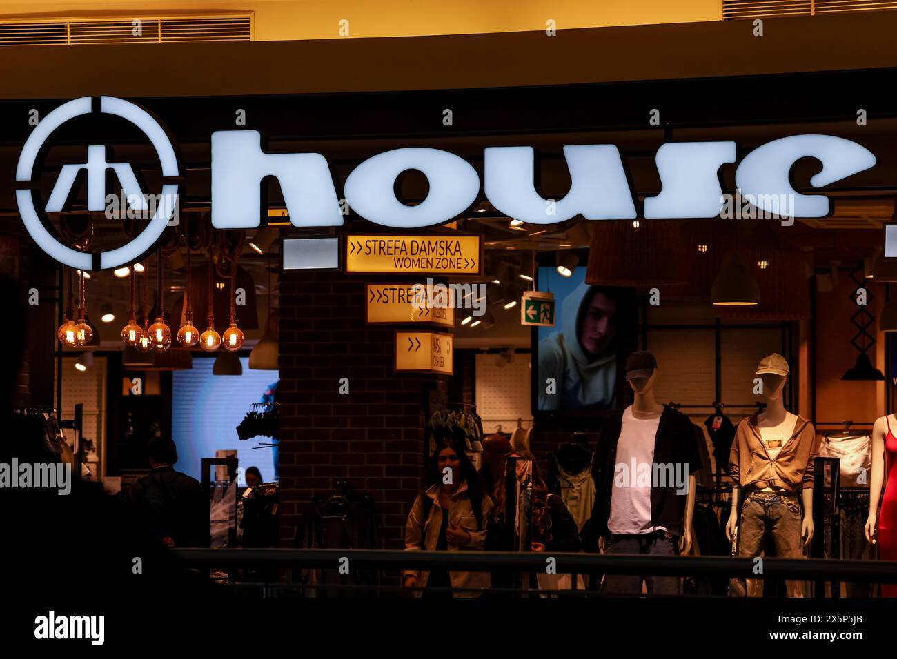 In questa foto il logo della Casa è visibile su una vetrina di un negozio in una strada principale di Varsavia, la capitale della Polonia, come ci si aspetta che il paese conosca Foto Stock