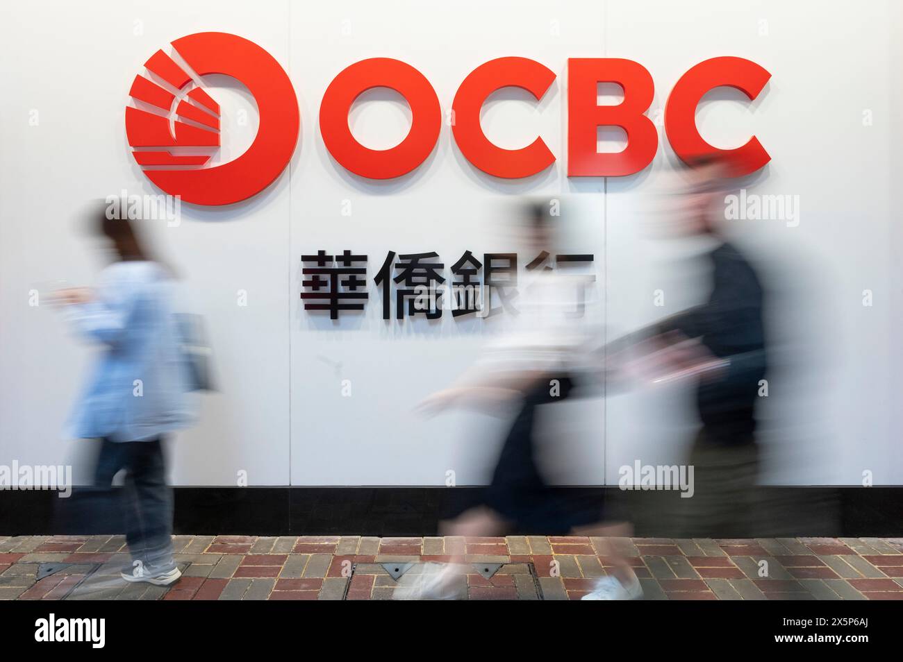 Hong Kong, Cina. 3 maggio 2024. I pedoni passano davanti alla multinazionale di servizi bancari e finanziari di Singapore, Oversea-Chinese Banking Corporation Limited (OCBC), a Hong Kong. (Credit Image: © Sebastian ng/SOPA Images via ZUMA Press Wire) SOLO PER USO EDITORIALE! Non per USO commerciale! Foto Stock