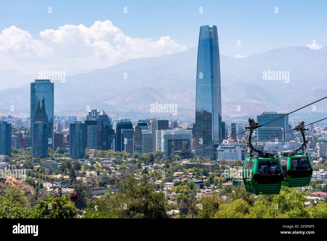 Funivia con vista sulla città, Cerro San Cristobal, Santiago, Cile. Foto Stock