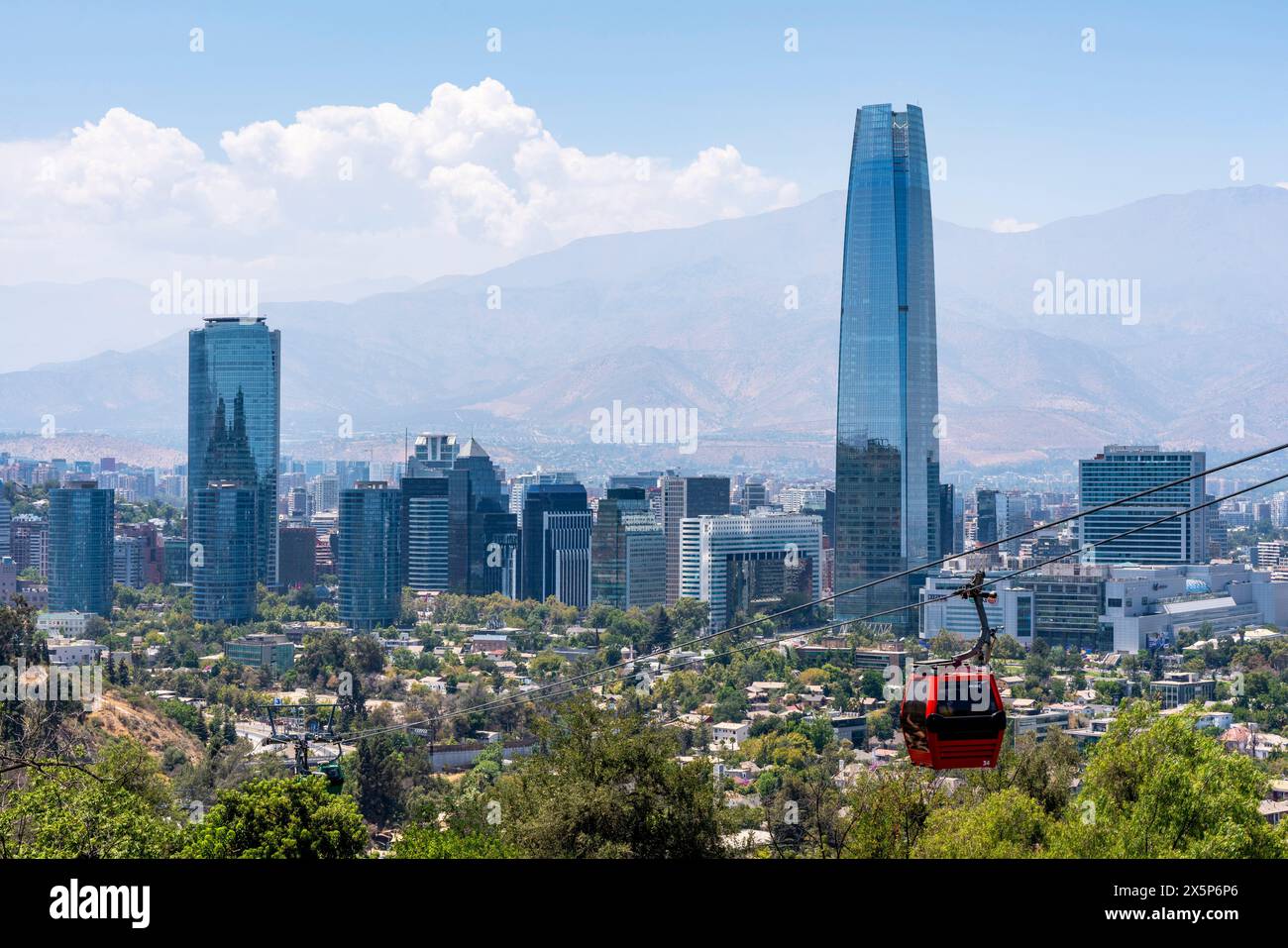 Funivia con vista sulla città, Cerro San Cristobal, Santiago, Cile. Foto Stock