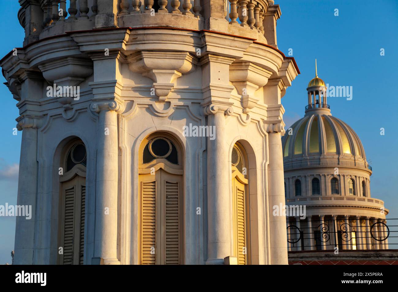 La cupola di El Capitolio, o il Campidoglio Nazionale dietro il Grand Theater dell'Avana, il Gran Teatro de la Habana Foto Stock