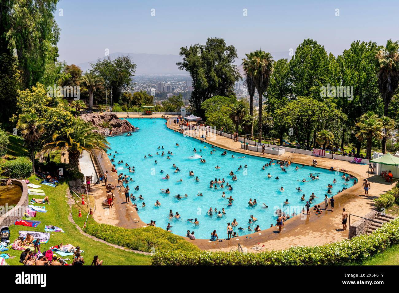 Gente del posto che si gode la piscina all'aperto in cima a Cerro San Cristobal, Santiago, Cile. Foto Stock