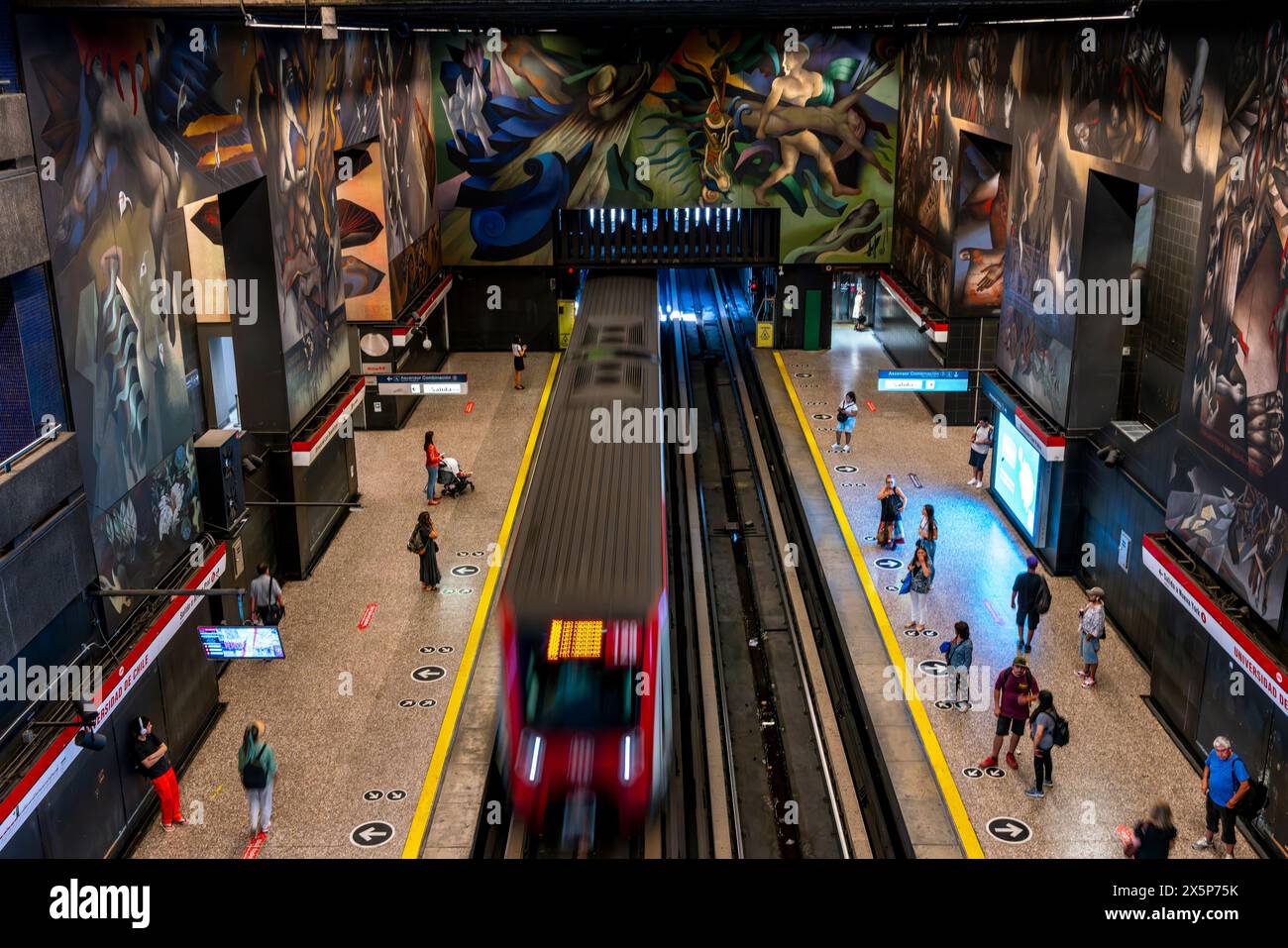 Murales colorati alla stazione della metropolitana Universidad De Chile, Santiago, Cile. Foto Stock