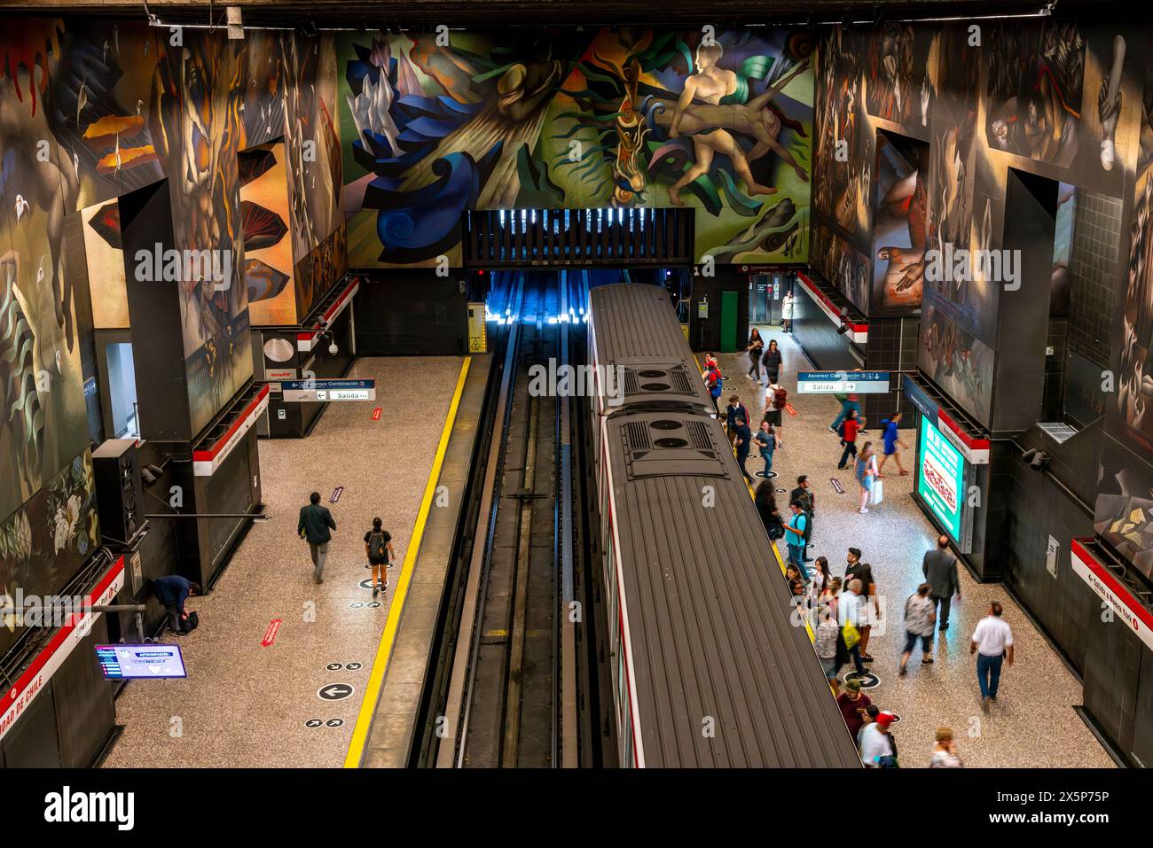 Murales colorati alla stazione della metropolitana Universidad De Chile, Santiago, Cile. Foto Stock