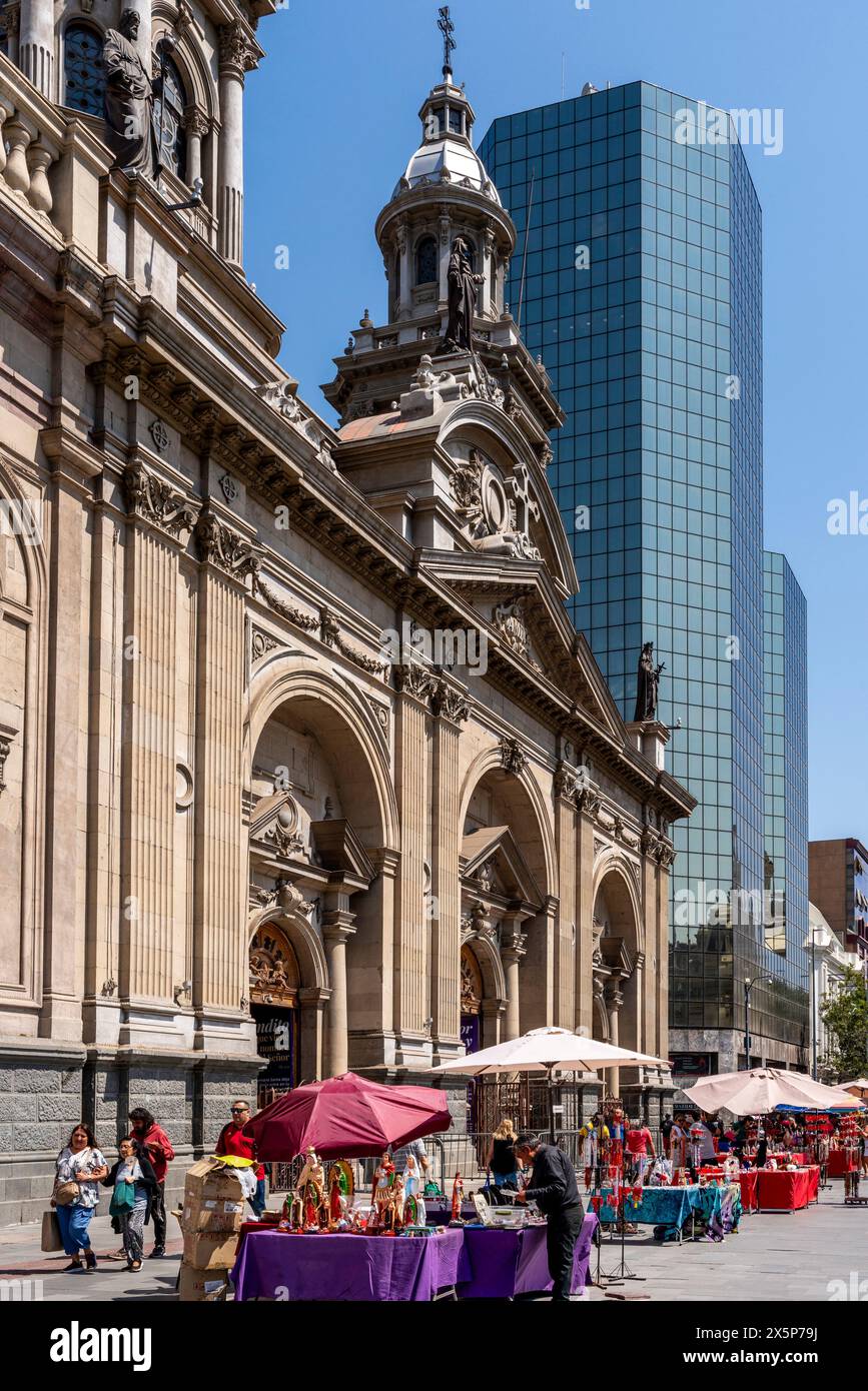 L'esterno della Cattedrale metropolitana di Santiago, Plaza de Armas, Santiago, Cile. Foto Stock