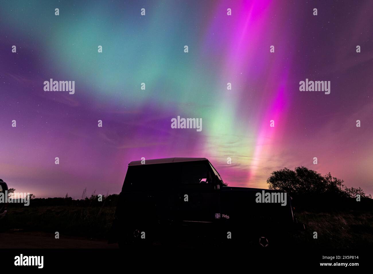 Aurora boreale - l'aurora boreale mostra un vivace spettacolo in tutto il Regno Unito e in Europa il 10 maggio. Foto Stock