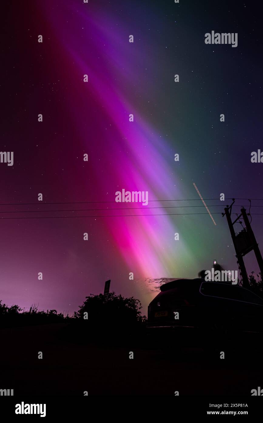 Aurora boreale - l'aurora boreale mostra un vivace spettacolo in tutto il Regno Unito e in Europa il 10 maggio. Foto Stock