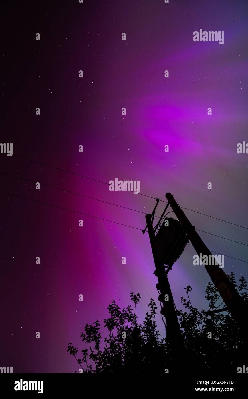 Aurora boreale - l'aurora boreale mostra un vivace spettacolo in tutto il Regno Unito e in Europa il 10 maggio. Foto Stock