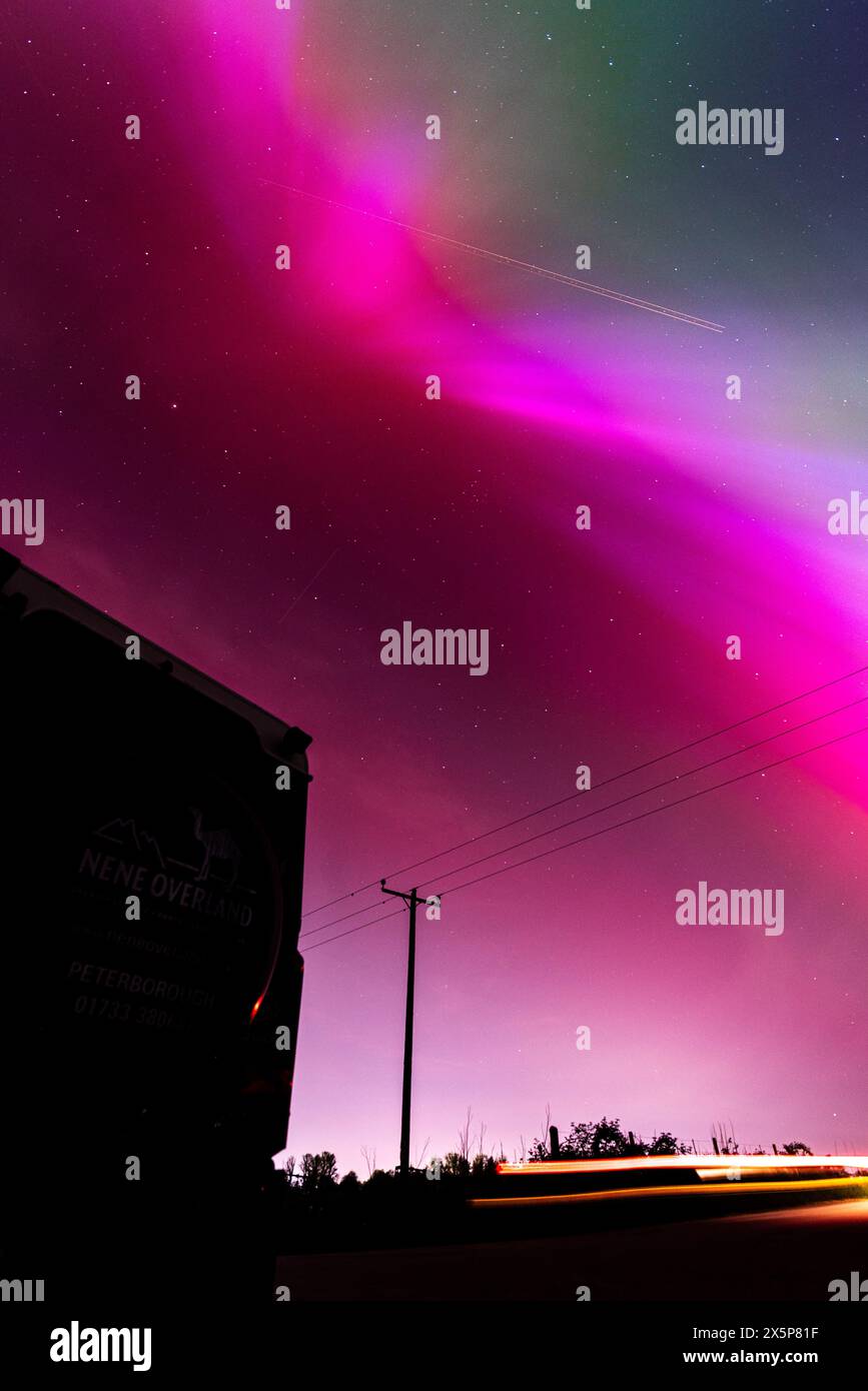 Aurora boreale - l'aurora boreale mostra un vivace spettacolo in tutto il Regno Unito e in Europa il 10 maggio. Foto Stock