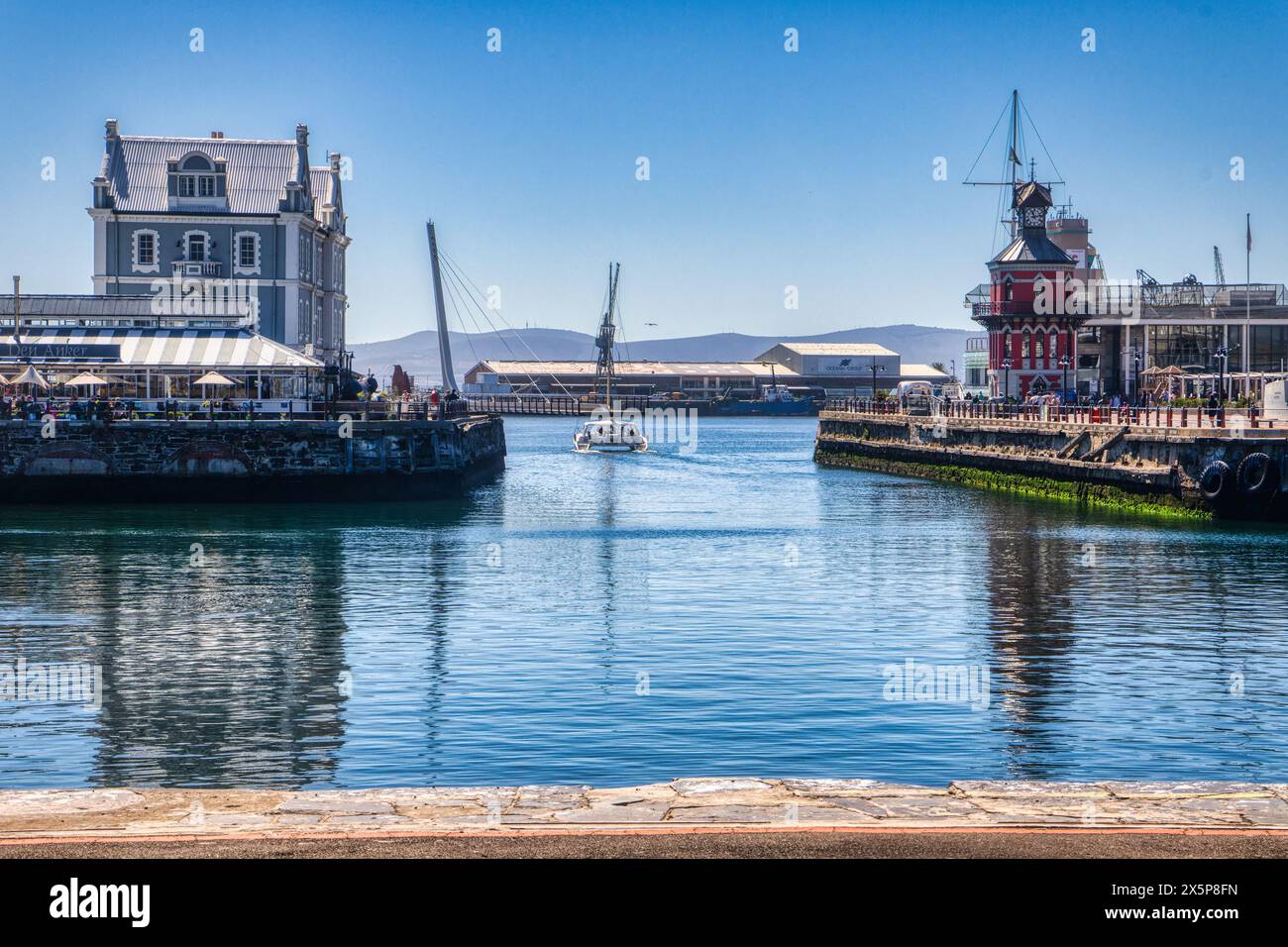 Città del Capo, Sud Africa, 12.03.2023, area editoriale fronte mare e porto di intrattenimento, Table Mountain sullo sfondo Foto Stock