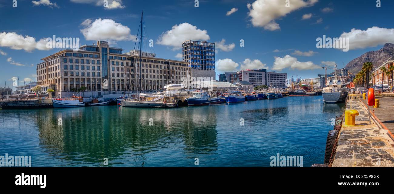 Città del Capo, Sud Africa, 12.03.2023, oceano e porto editoriale con barche e area commerciale e di intrattenimento Foto Stock