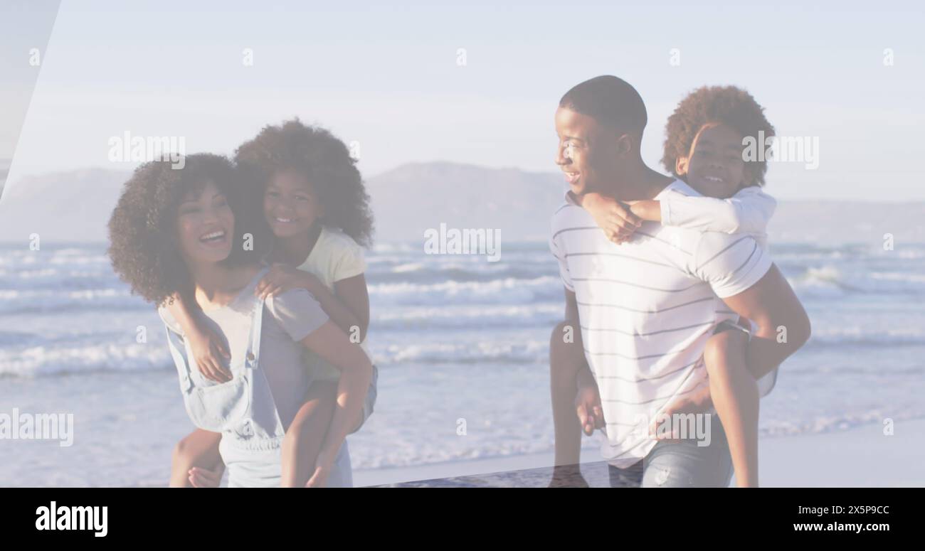 Famiglia nera che ama la spiaggia; papà porta il figlio, mamma con la figlia Foto Stock