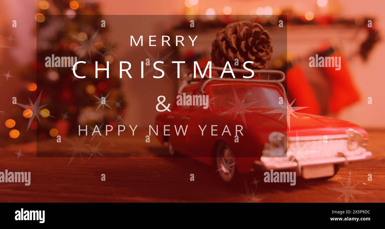 Un piccolo modello di auto rossa che trasporta un cono di pino si trova di fronte a un albero di Natale sfocato Foto Stock