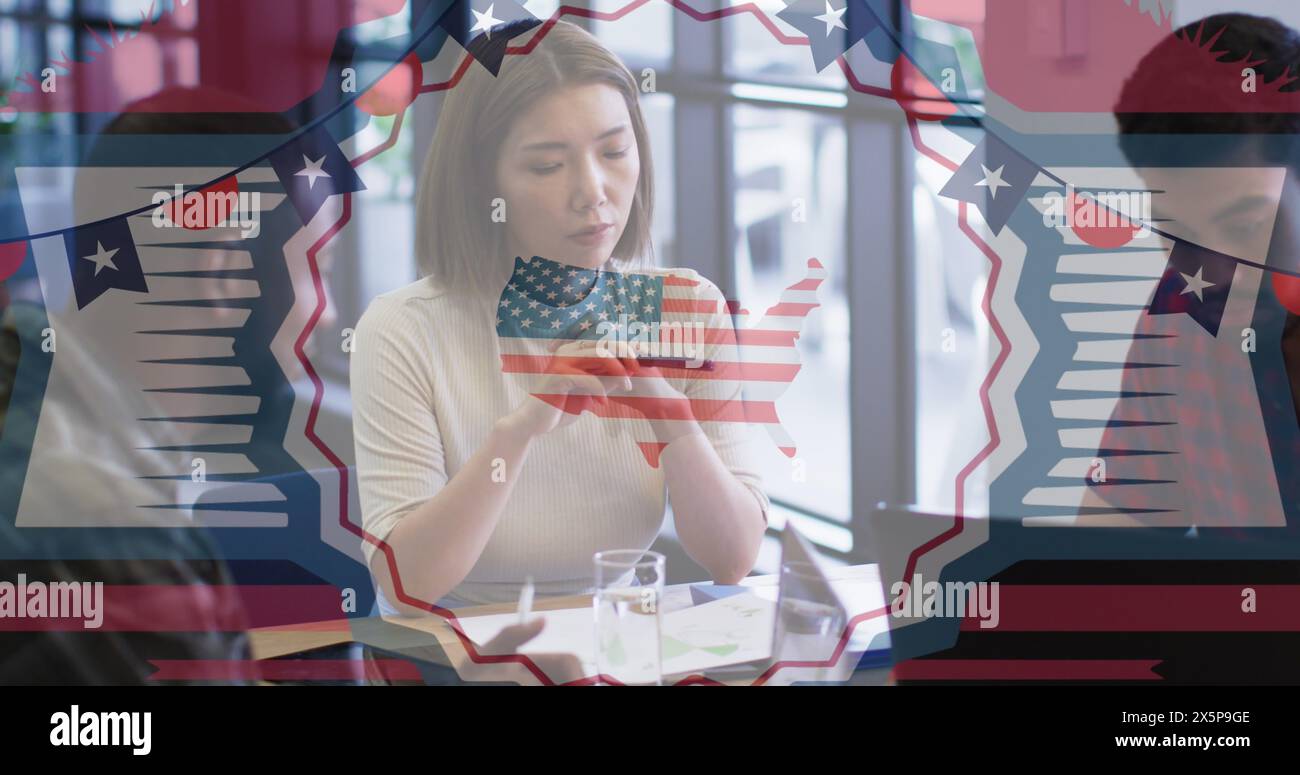 Una giovane donna asiatica che tiene la bandiera americana, che sembra premurosa Foto Stock