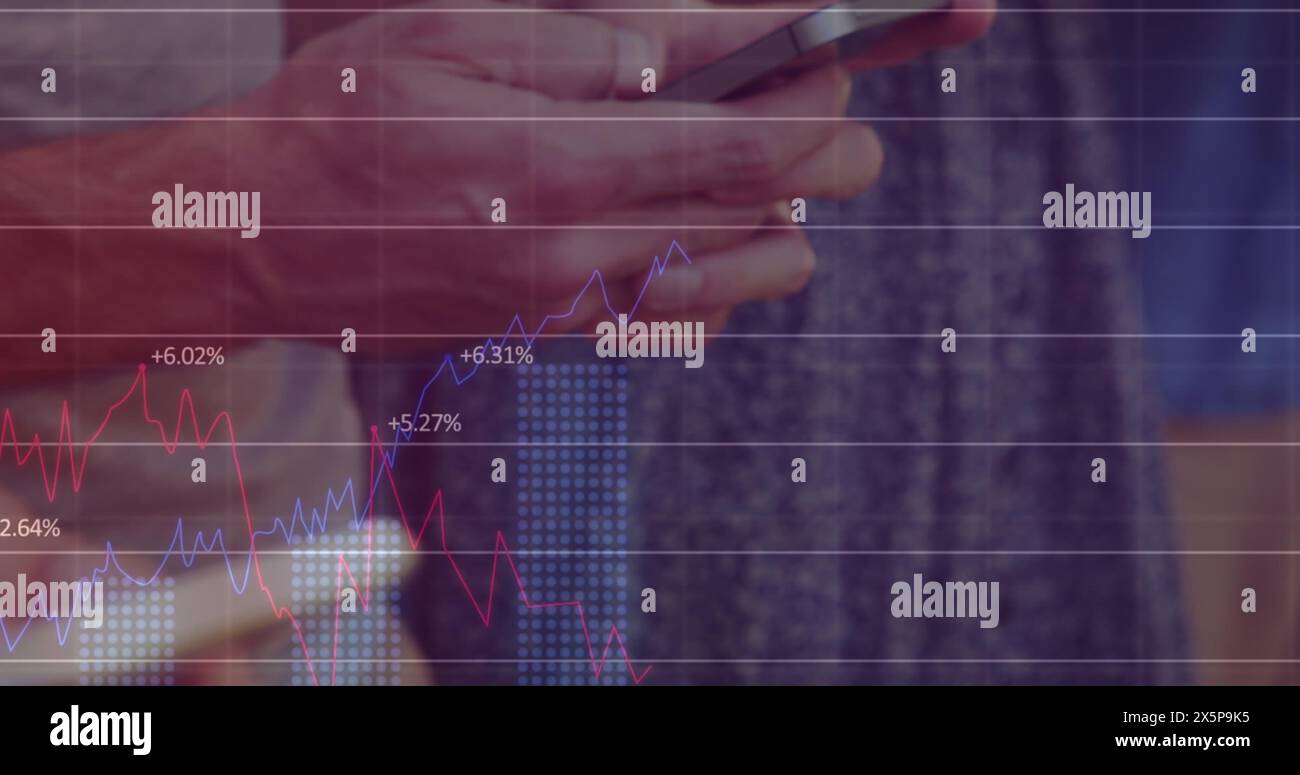 Immagine dell'elaborazione dei dati su uomo caucasico tramite smartphone Foto Stock