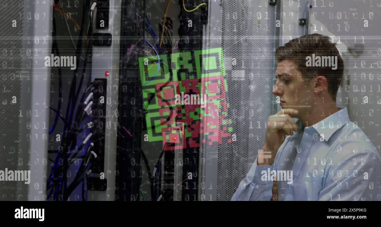 Immagine del codice qr sui server di elaborazione dati e controllo uomo caucasico Foto Stock