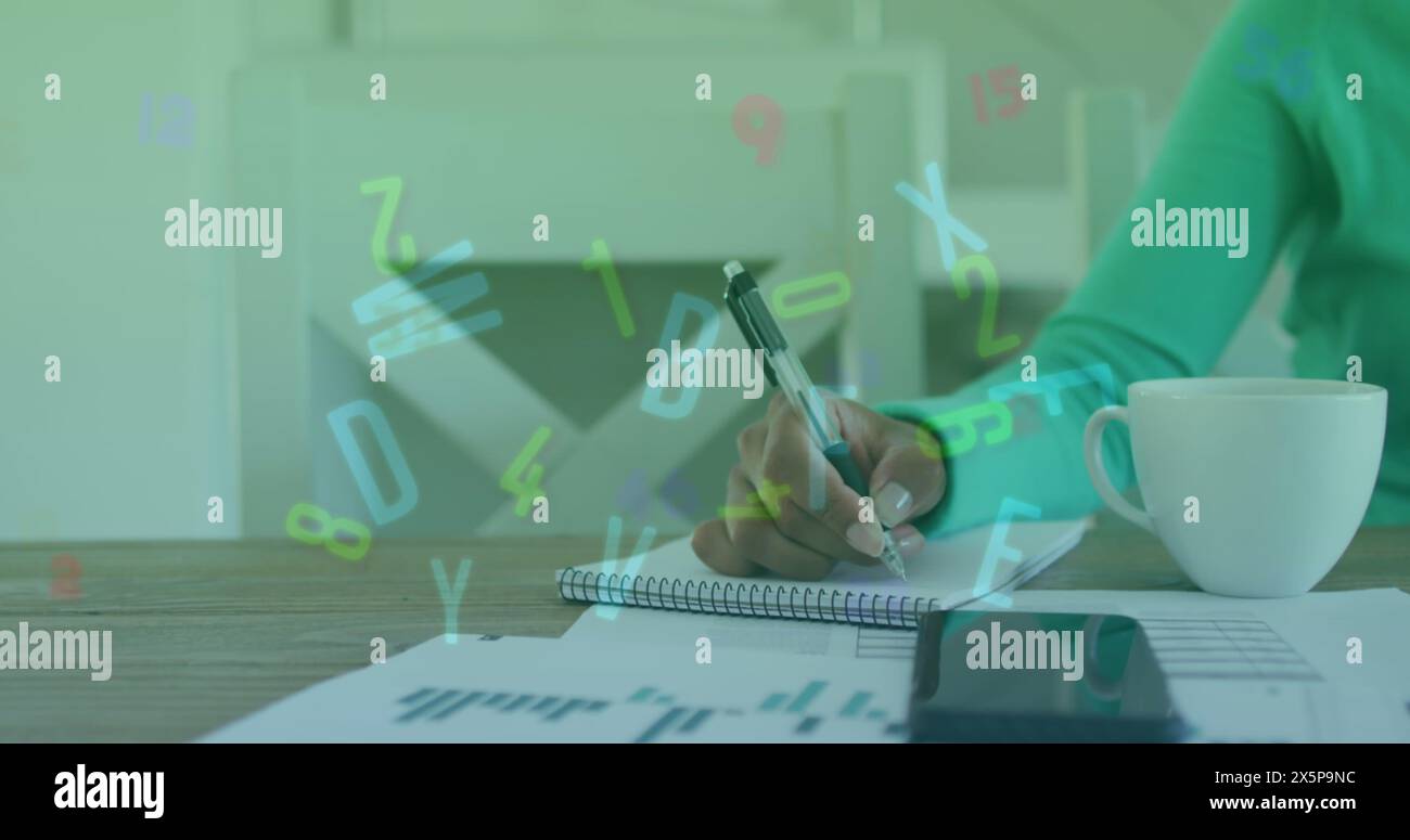 Donna birazziale con pelle marrone chiaro, con top verde, scritta su un taccuino Foto Stock