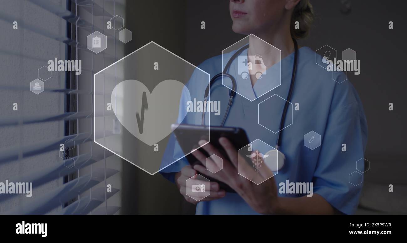 Immagine di icone mediche sopra medico donna caucasico utilizzando tablet Foto Stock