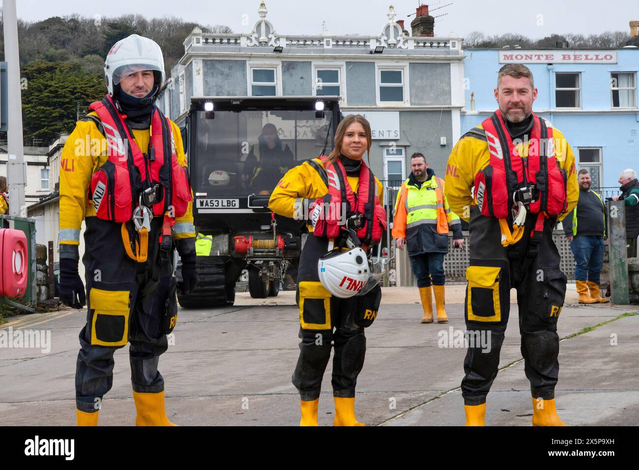 Persone di salvataggio RNLI fotografate con il loro team di supporto e i loro veicoli dopo un allenamento congiunto con la guardia costiera Clevedon e Weston a Weston Foto Stock