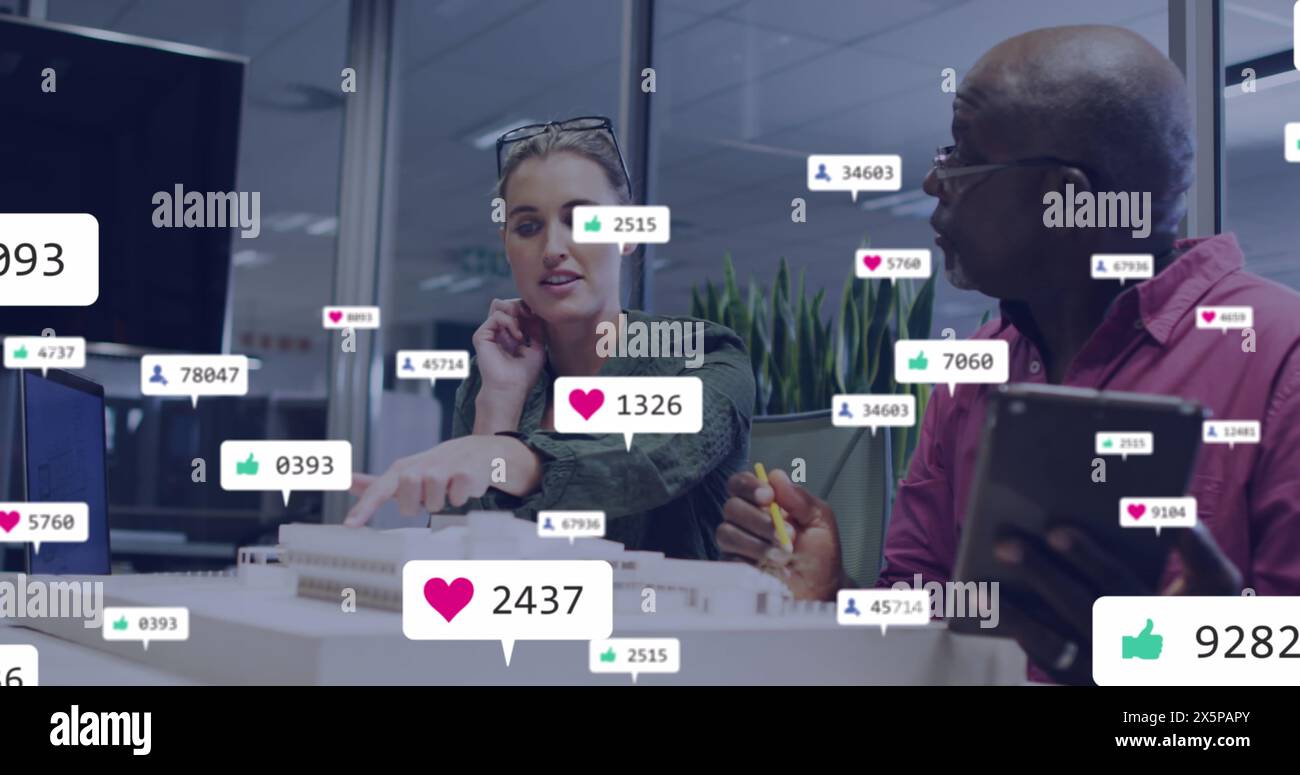 Immagine di barre di notifica su diversi architetti che condividono idee sul modello 3d dell'edificio Foto Stock