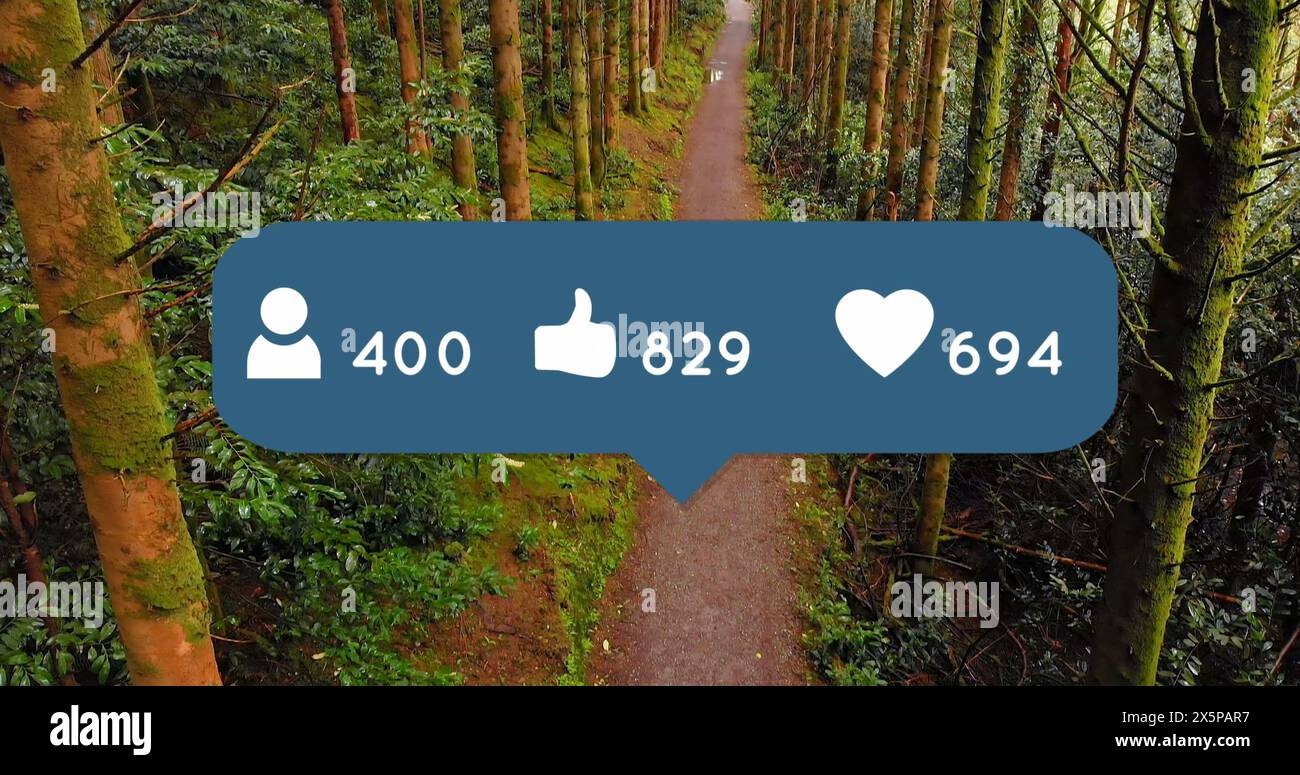 Immagine di icone dei social media sulla bolla di discorso sopra la vista aerea dell'uomo caucasico che corre nella foresta Foto Stock