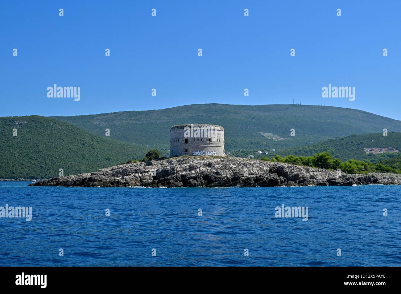 Forte Arza nella baia di Cattaro, Montenegro. Arza è una fortezza costruita sulla penisola di Lustica durante il dominio centenario degli austro-ungarici Foto Stock
