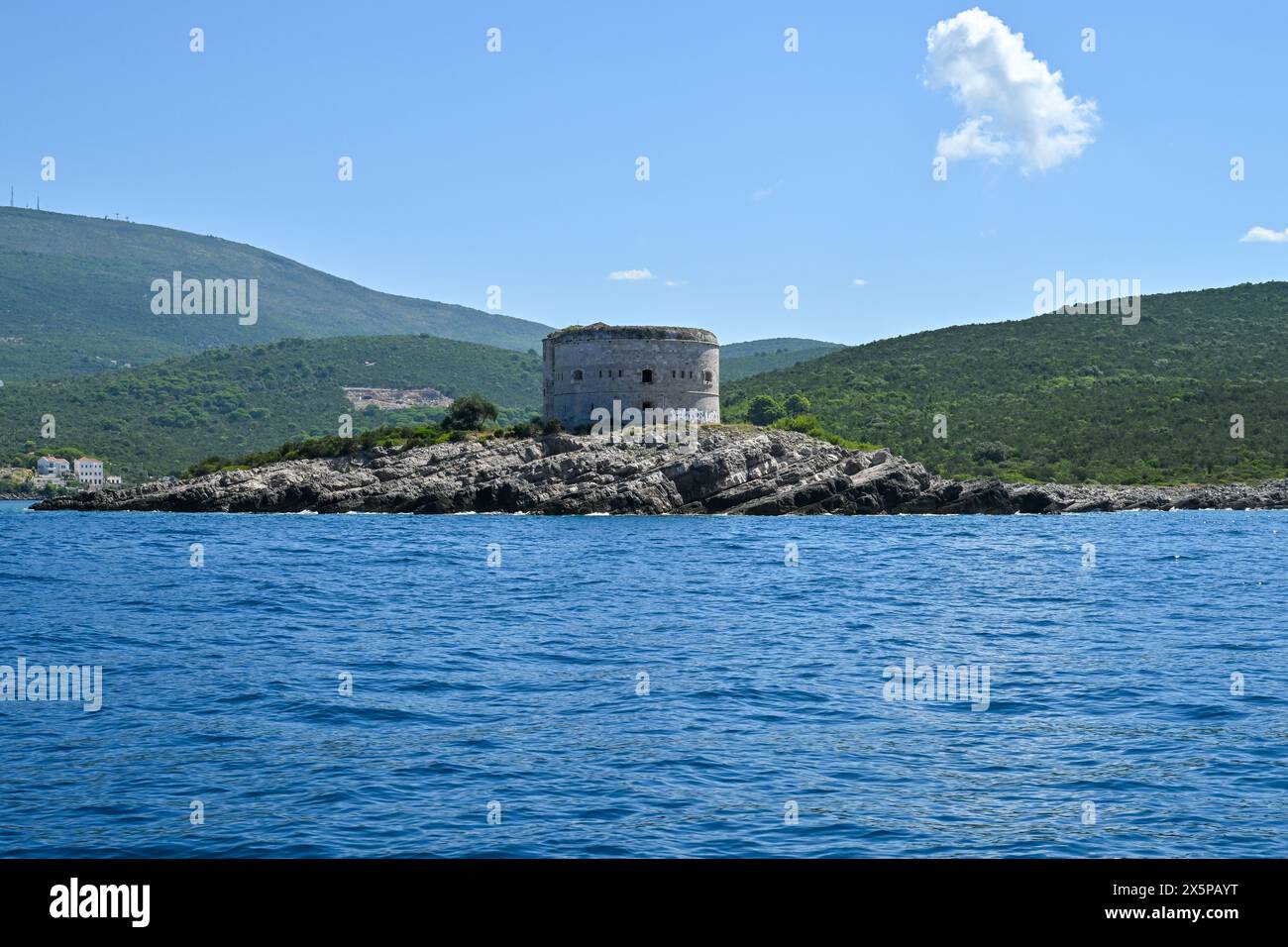 Forte Arza nella baia di Cattaro, Montenegro. Arza è una fortezza costruita sulla penisola di Lustica durante il dominio centenario degli austro-ungarici Foto Stock