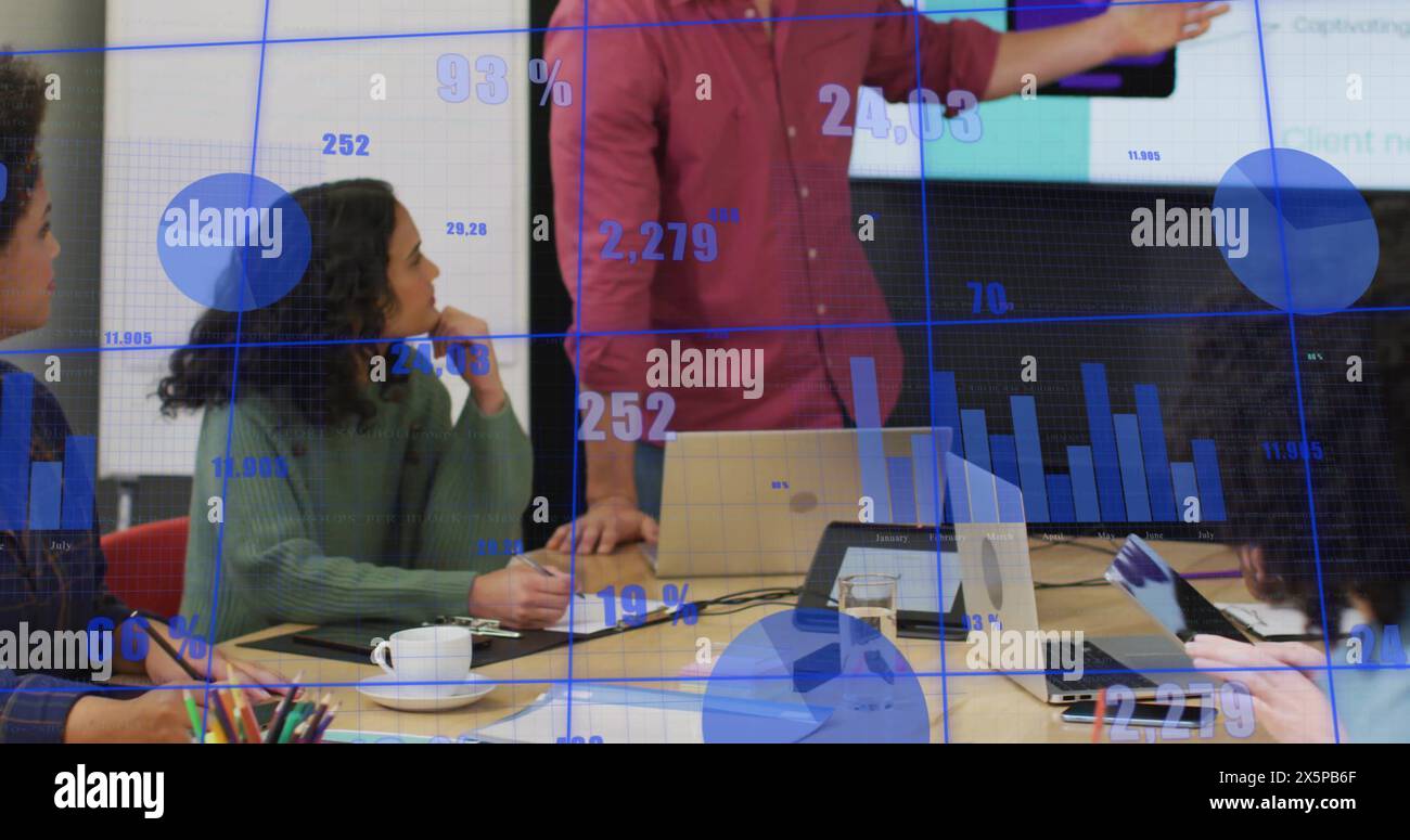 Immagine di più grafici e numeri variabili su diversi colleghi che discutono della progettazione dei prodotti Foto Stock