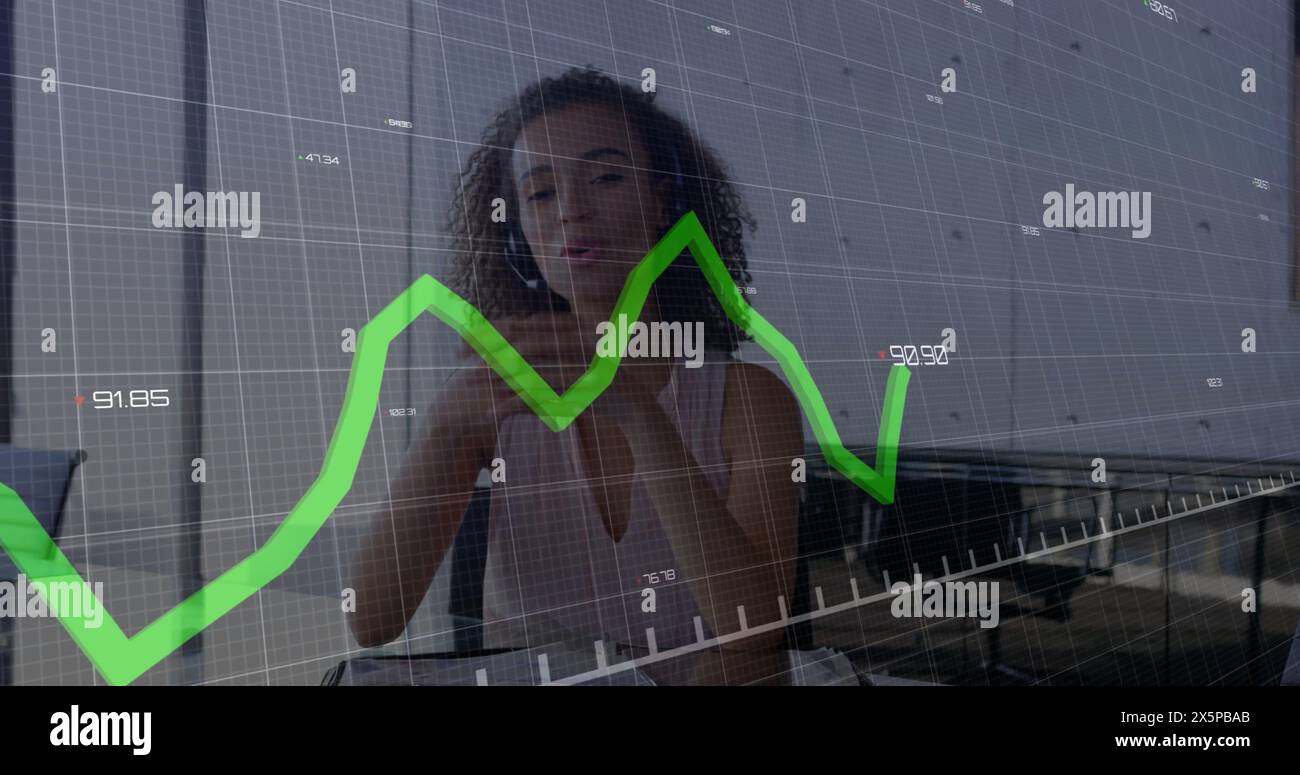 Donna afroamericana in carriera che indossa canotta bianca, in piedi accanto al grafico Foto Stock