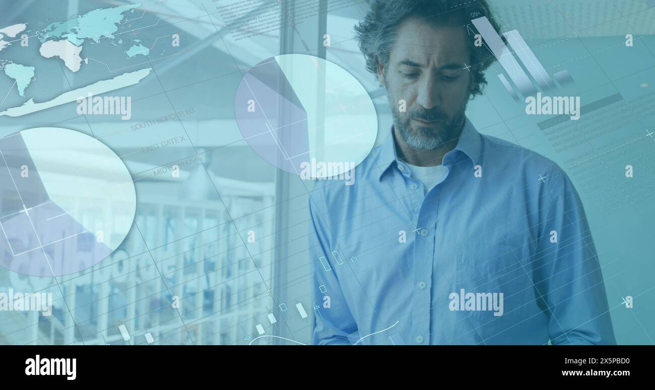 Uomo di mezza età caucasico in camicia blu che analizza grafici digitali Foto Stock