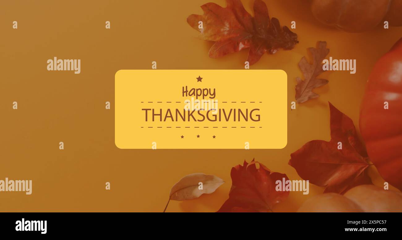 Immagine del testo del felice ringraziamento sulle foglie autunnali su sfondo arancione Foto Stock