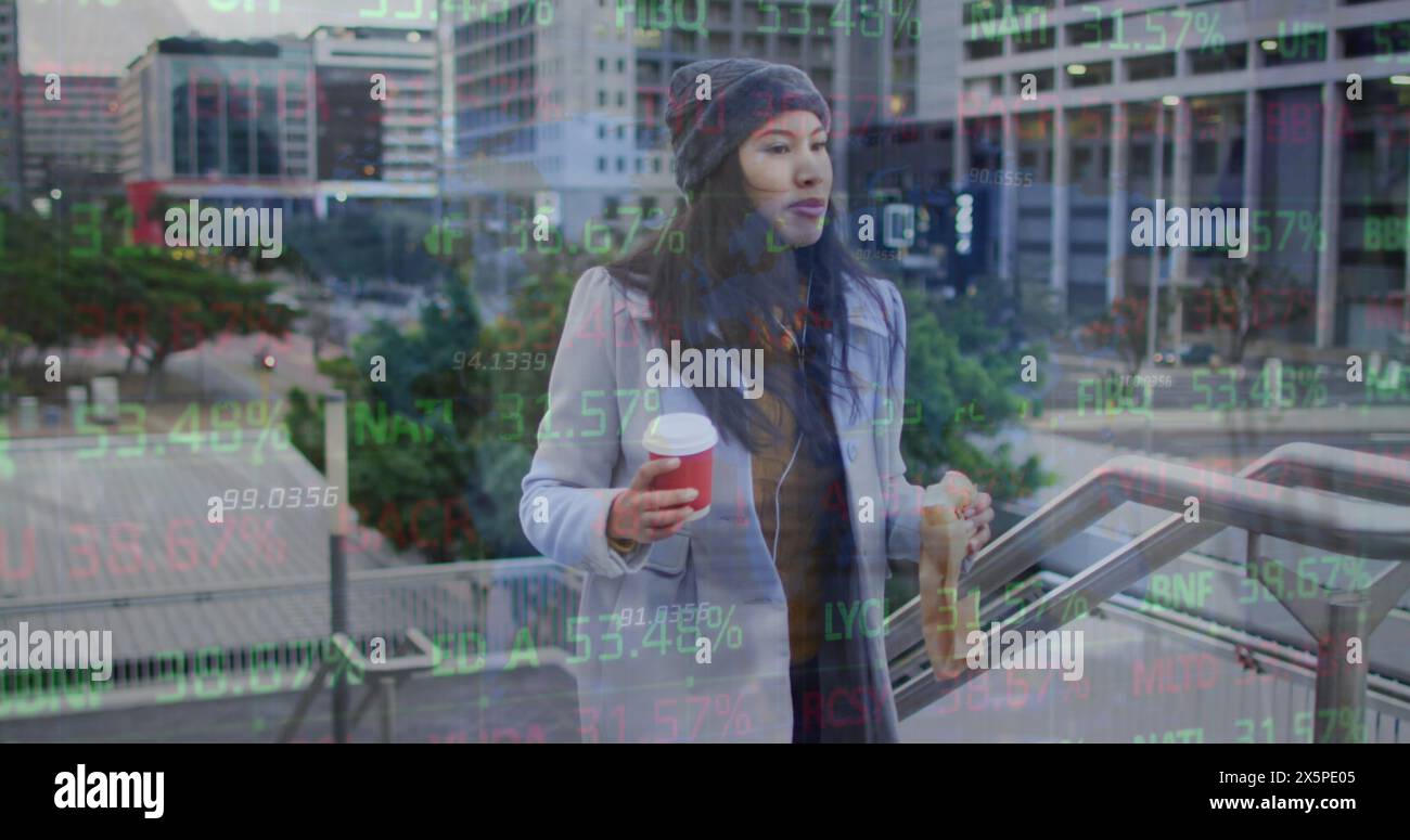 Immagine del trading board e mappa sulla donna asiatica che sale sui gradini tenendo cibo e bevande Foto Stock