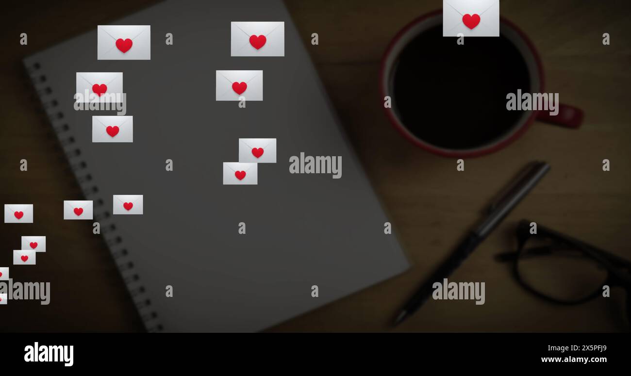 Notebook con adesivi per il cuore, tazza da caffè e bicchieri su sfondo blu Foto Stock