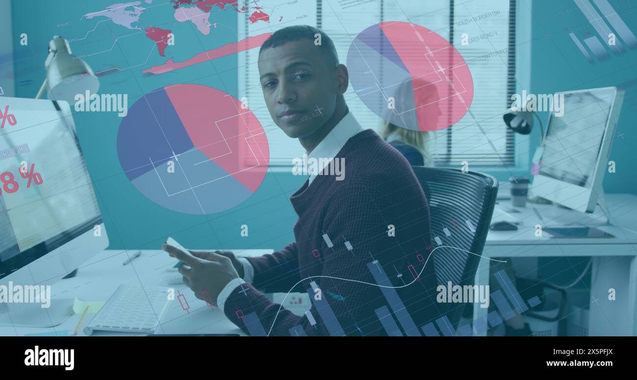 Immagine dell'elaborazione dei dati finanziari su un uomo d'affari afroamericano in carica Foto Stock