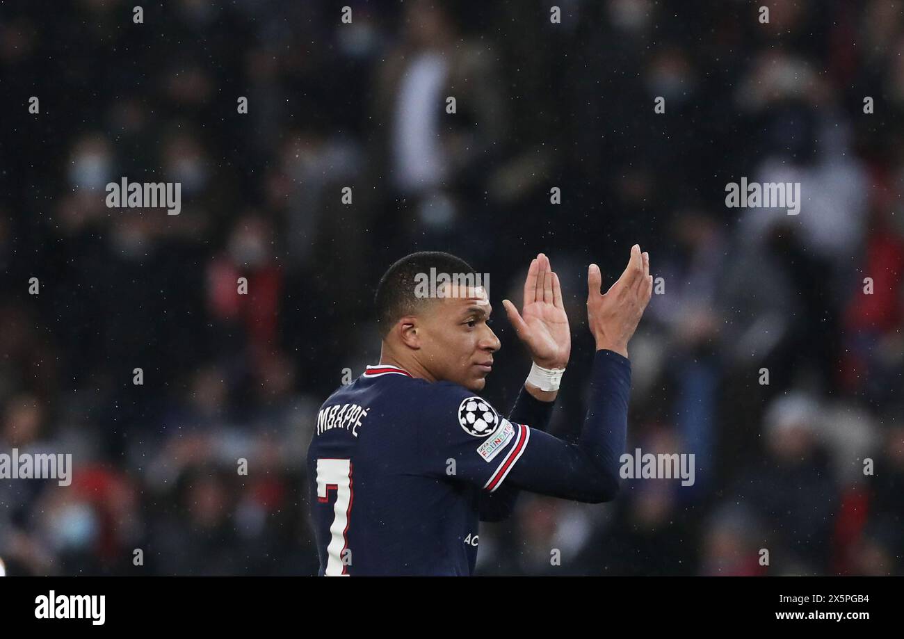 Parigi, Francia. 10 maggio 2024. Questa foto del file scattata il 15 febbraio 2022 mostra la reazione di Kylian Mbappe del Paris Saint-Germain dopo il turno di UEFA Champions League 16 della partita di andata e ritorno tra Paris Saint-Germain e Real Madrid al Parc des Princes di Parigi, in Francia. Kylian Mbappe ha confermato il 10 maggio 2024 che lascerà il Paris Saint-Germain club di Ligue 1 alla fine della stagione, senza rivelare la sua prossima destinazione. Crediti: Gao Jing/Xinhua/Alamy Live News Foto Stock