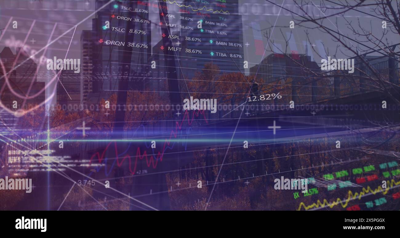 Immagine dei dati finanziari, del codice binario e dei grafici sugli edifici delle città Foto Stock