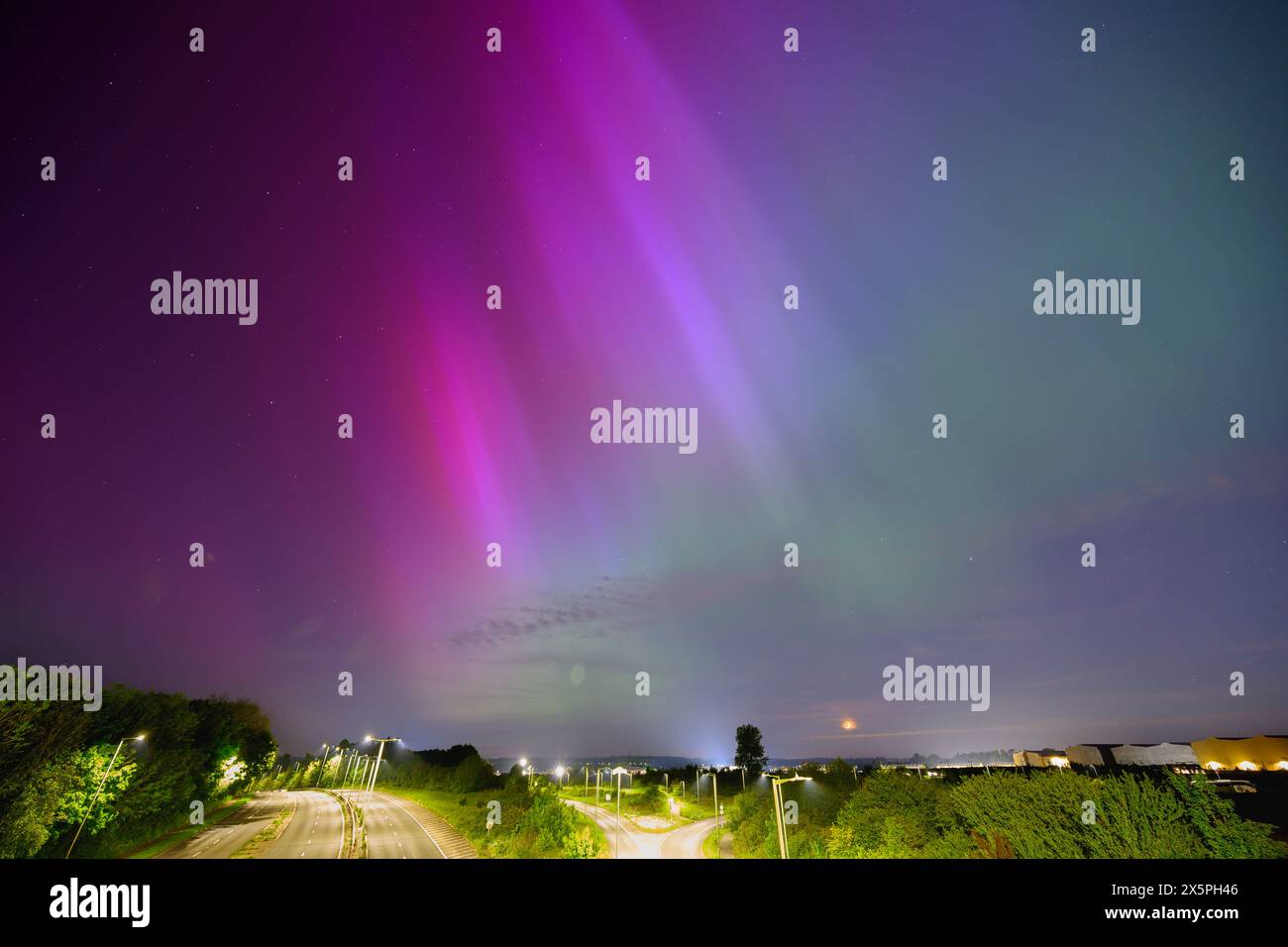 Watford, Regno Unito, 10 maggio 2024, l'aurora boreale ha preso il controllo dei cieli del Regno Unito stasera. L'Aurora era uno spettacolo incredibile che illuminava il cielo notturno. Una volta in vent'anni di esperienza, dopo che gli esperti meteorologici avevano emesso un raro avvertimento di grave tempesta geomagnetica (G4). Un'espulsione di massa coronale si è verificata sul sole pochi giorni e ha inviato una forte tempesta solare verso la terra, Andrew Lalchan Photography/Alamy Live News Foto Stock