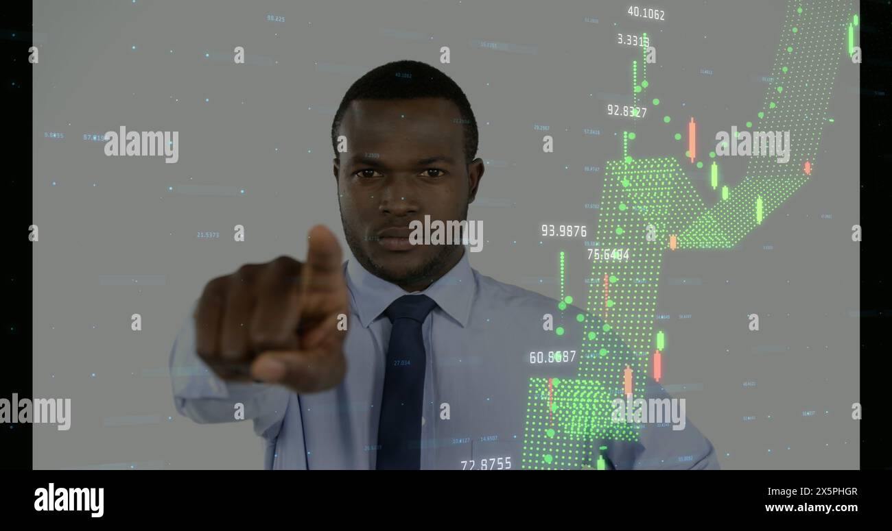 Immagine dell'elaborazione di dati finanziari su un uomo d'affari afroamericano Foto Stock