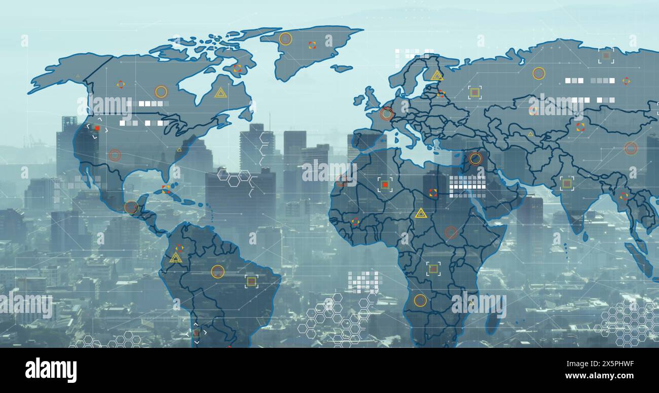 Immagine del modello del circuito stampato e delle forme geometriche sopra la città moderna contro il cielo Foto Stock